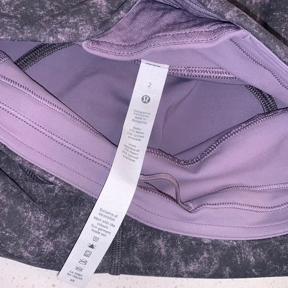 NWT -  Lulu Invigorate High-Rise Crop 23"
Denim Wash Print Dusky Lavender Black - Picture 7 of 9